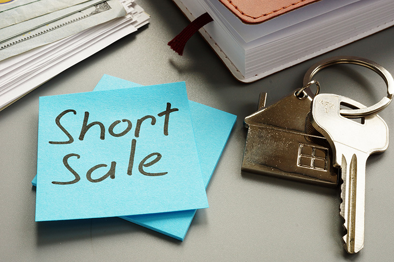 Short Sale written on a Sticky Note